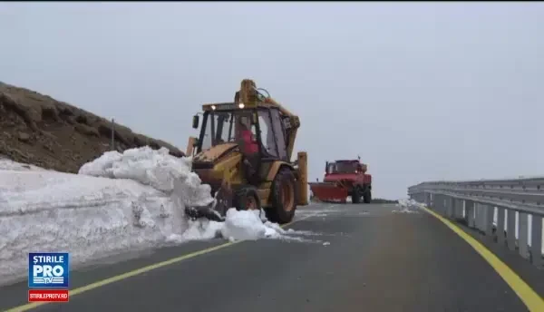 Iarna grea, cu nameti de 5 metri, la final de mai, pe Transalpina. Cand va putea fi redeschis drumul