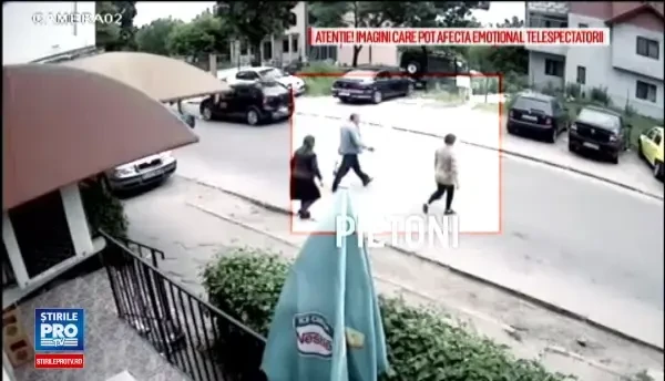 Accident filmat in Craiova. Trei oameni au fost spulberati pe trotuar de un sofer de 18 ani, cu permis de 3 saptamani