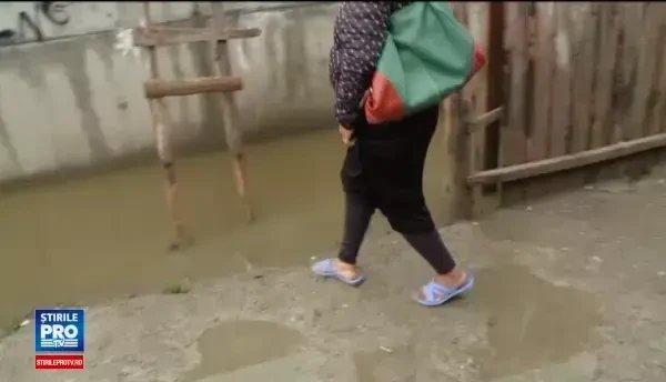 Situatia extrema pentru mai multe familii din Iasi. De ce sunt nevoiti sa sara un zid de 3 metri pentru a ajunge acasa