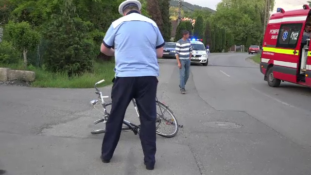 Un biciclist a fost lovit de o masina, la doar cativa metri de casa. Greseala pe care a facut-o barbatul intr-o intersectie