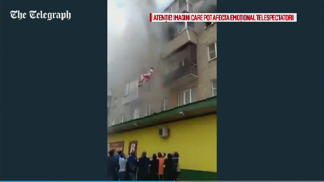 O familie din Rusia a ramas blocata in apartamentul care luase foc. Solutia extrema improvizata de martori pentru a-i salva