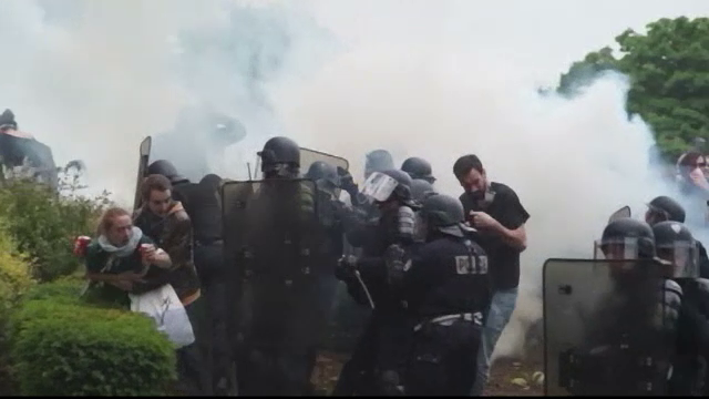 Bilantul protestelor din Franta: masini si magazine vandalizate, plus zeci de arestari. Anuntul guvernului lui Manuel Valls