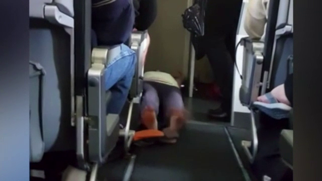 O americanca a inceput sa tipe si sa-si smulga hainele, in avion. Ce a urmat dupa ce a amintit de zborurile prabusite