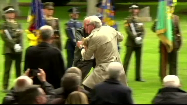 Vigilenta ambasadorului canadian cand a vazut un intrus la o ceremonie militara. Gestul pentru care e considerat "erou"