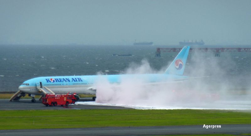 Un avion cu peste 300 de oameni la bord a fost evacuat de urgenta. Unul dintre motoare a luat foc