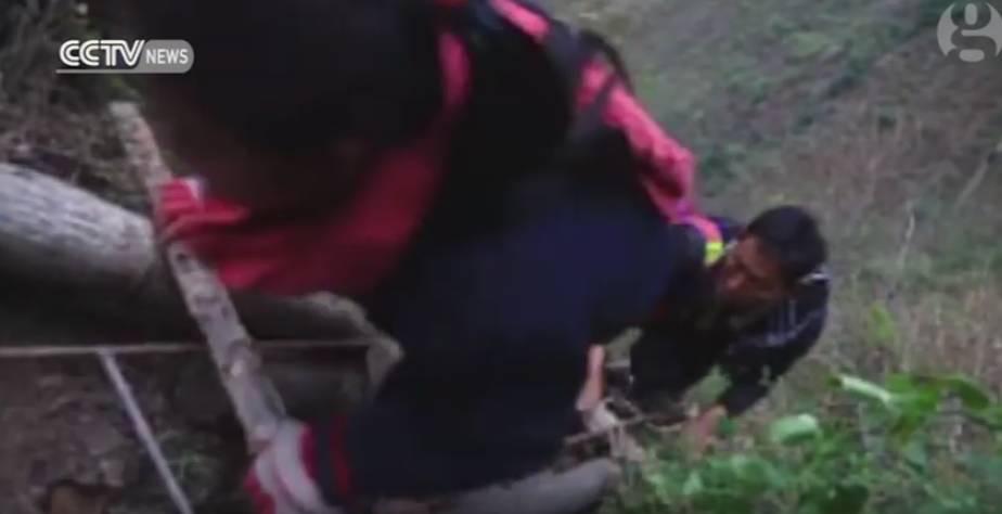 Cel mai infricosator drum spre scoala ii poarta pe copii pe 800 m de stanci si pante abrupte. Unde se afla poteca de cosmar