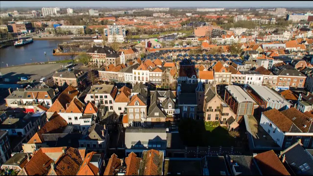 Orasul unde centrul vechi e atat de curat incat oamenii se intind pe jos. Ce risca proprietarii care nu renoveaza cladirile