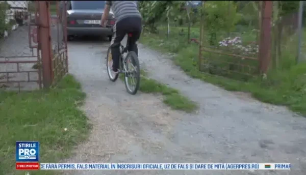 Un biciclist a fost lovit de o masina, la doar cativa metri de casa. Greseala pe care a facut-o barbatul intr-o intersectie