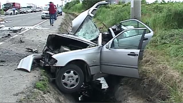 Doua persoane au murit intr-un accident, la intrare in Pitesti. Soferul a intrat pe contrasens si a izbit puternic o duba