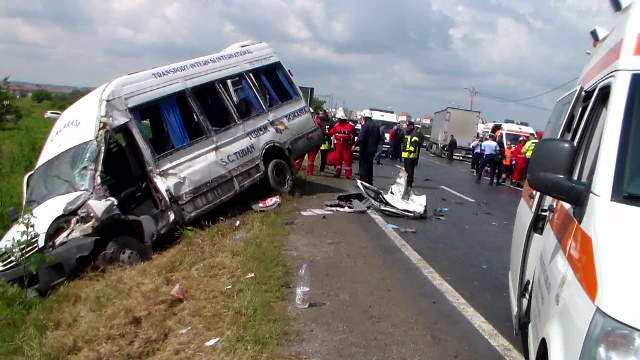 Microbuz plin cu pasageri spulberat de un TIR, in Ialomita. O femeie a murit si sapte persoane au fost ranite