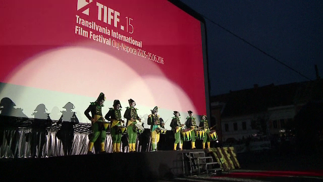 Centrul Clujului, transformat intr-un imens cinematograf. TIFF a debutat cu premiera filmului romanesc "6,9 pe scara Richter"