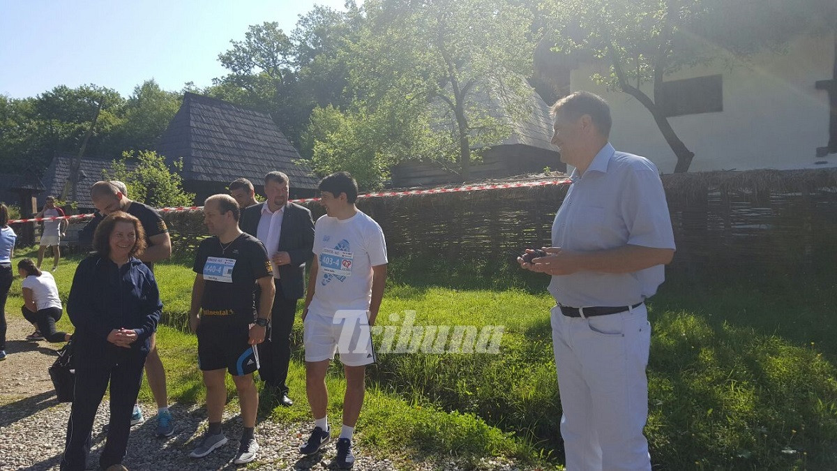 Klaus Iohannis si-a sustinut sotia la Semimaratonul Sibiului: "Am venit pe bicicleta si plec pe bicicleta"