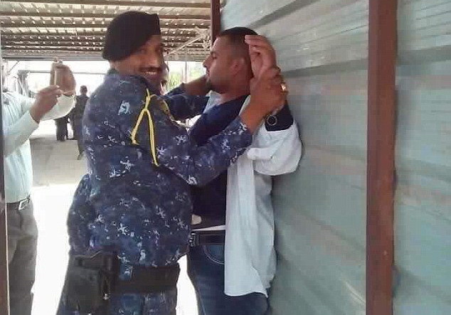 Momentul in care un politist irakian zambeste la camera dupa ce a prins un luptator ISIS. Ce planuia sa faca jihadistul