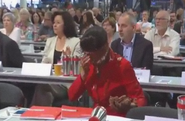 Un activist de stanga i-a aruncat un tort in fata unei politiciene, la congresul partidului Die Linke. Ce s-a intamplat apoi