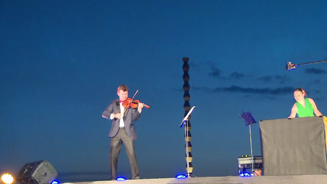Concert extraordinar sustinut la Targu Jiu de Alexandru Tomescu. Spectatorii, impresionati de sunetul viorii Stradivarius