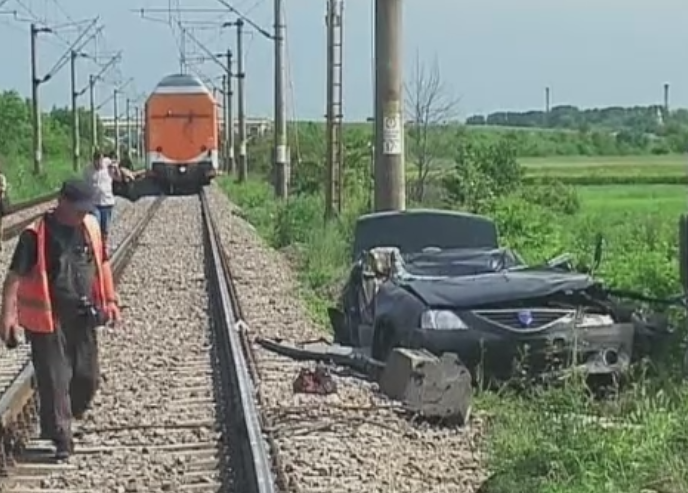 Doi morti si un ranit grav dupa ce un sofer grabit a fost spulberat de tren. Ce povesteste mecanicul locomotivei