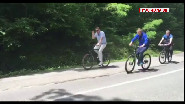 Imagini inedite cu Klaus Iohannis. Cum a venit la Sibiu pentru o incuraja pe sotia sa, Carmen, care a alergat la semimaraton