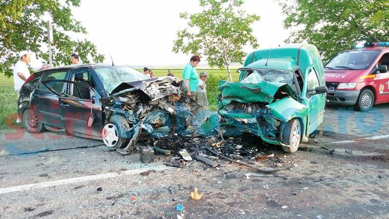 Impact devastator intre o masina si o autoutilitara, in Botosani. Doua persoane au murit. VIDEO