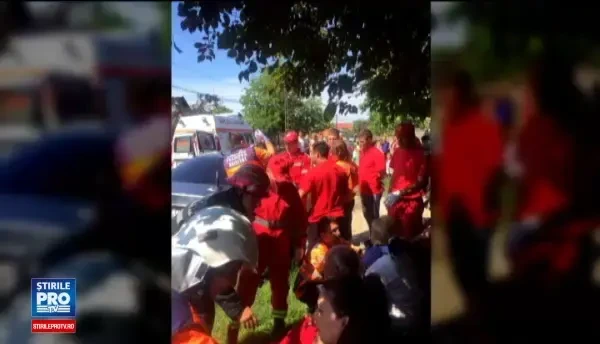 Campanie cu probleme in Prahova. Ce ar fi vrut sa faca de fapt sustinatorii PSD pe podetul care a cedat sub greutatea lor