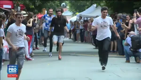 Alergare caritabila pe tocuri la Femei pe Matasari. Ce au spus barbatii dupa ce s-au intrecut incaltati in pantofi cu toc