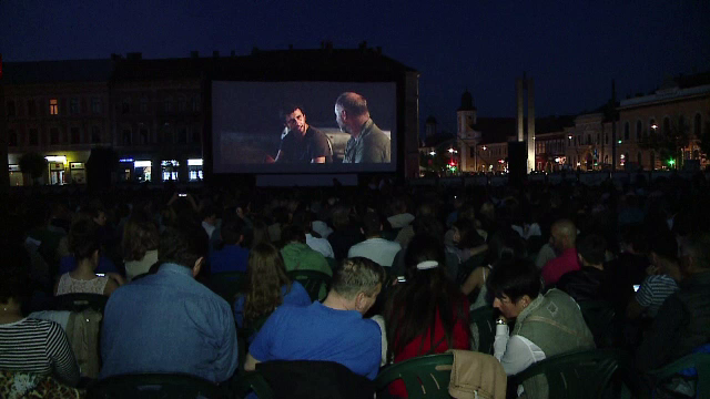 Aproape 2000 de cinefili au umplut centrul Clujului in a treia seara la TIFF. Reactia unui turist din Nigeria