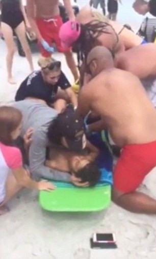 Un baiat de 13 ani a fost muscat de rechin in timp ce inota. Martorii au descris o scena de groaza, cu sange peste tot. VIDEO