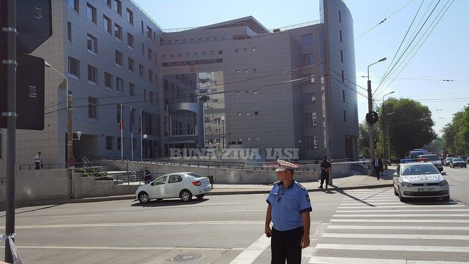 Tribunalul Iasi a fost evacuat in urma unei alerte cu bomba. Ce au descoperit specialistii la verificari. VIDEO