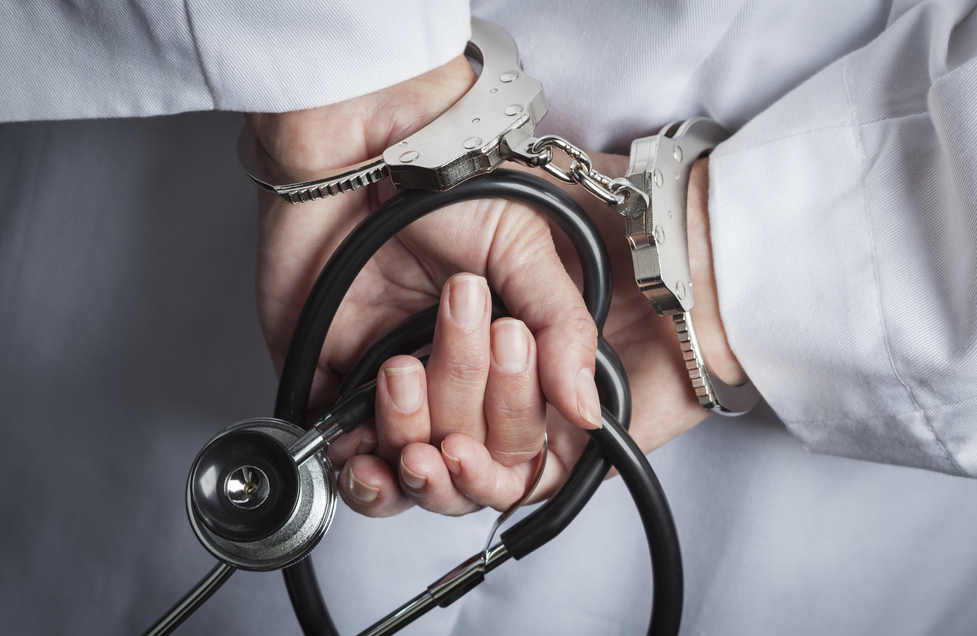 77 de specialisti oncologi, urmariti penal de DNA. Medicii ar fi primit excursii in India pentru a prescrie medicamente