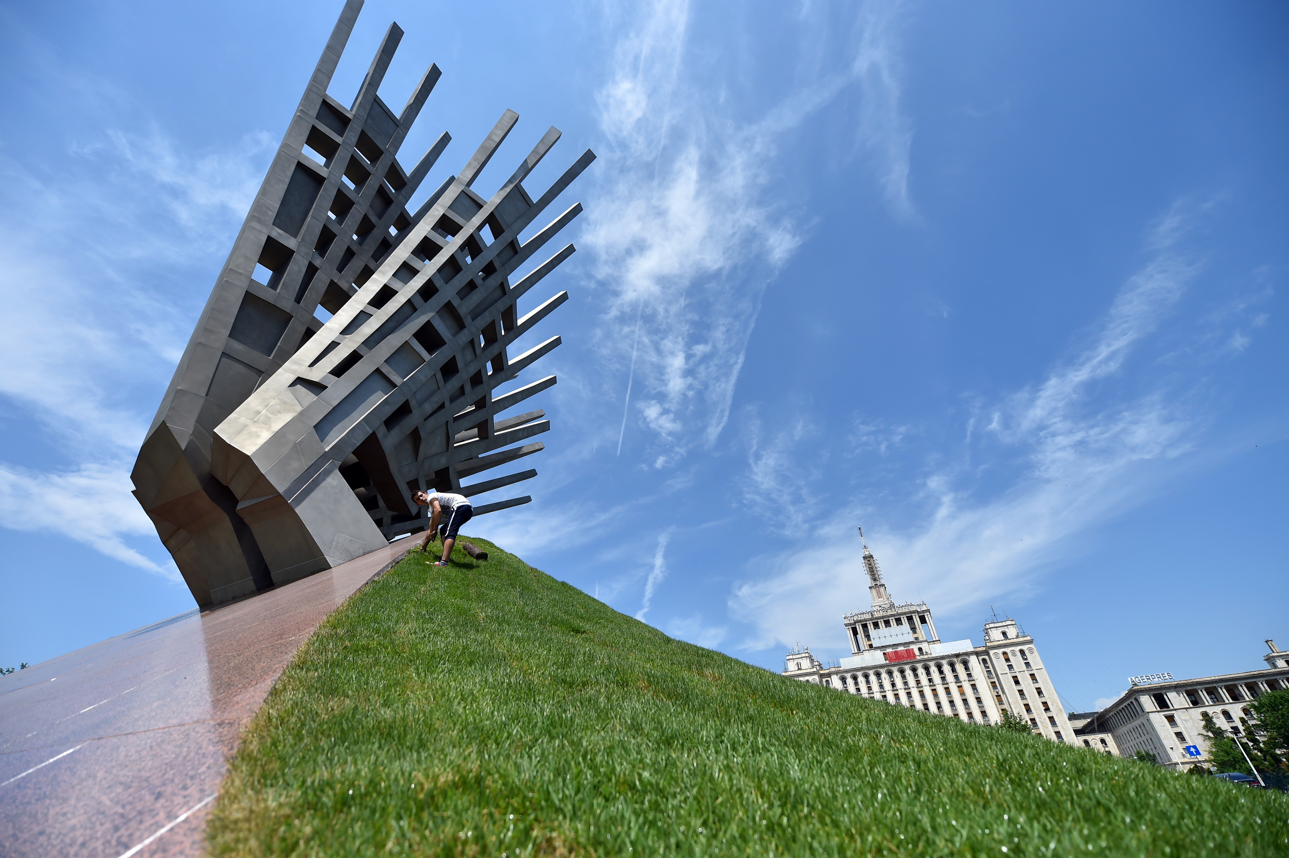 Milioane de euro au prins "Aripi" si au decolat din bugetele primariilor. Ce alte monumente se vor construi in Capitala