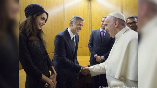 George Clooney, Richard Gere si Salma Hayek, medaliati de Papa Francisc. Motivul pentru care le-a multumit suveranul pontif