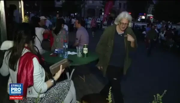 Aproape 2000 de cinefili au umplut centrul Clujului in a treia seara la TIFF. Reactia unui turist din Nigeria