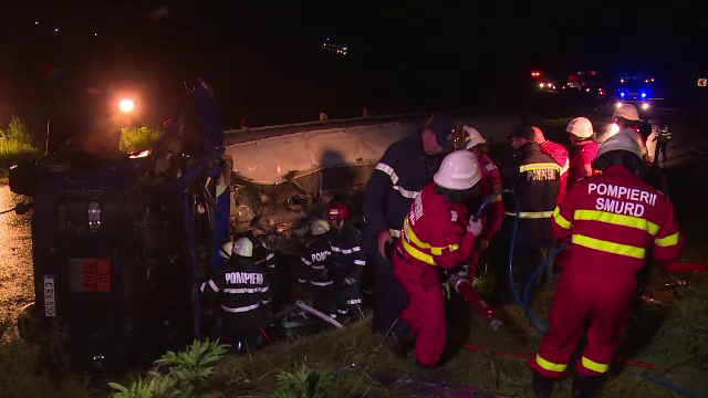 Pericol de explozie in Vaslui. Un TIR s-a rasturnat pe E581, iar 30 de tone de motorina s-au scurs pe sosea si camp