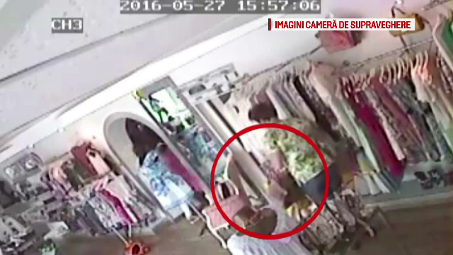 A intrat in magazin sa isi cumpere haine, dar a plecat cu geanta plina, fara sa plateasca. Femeia a fost filmata