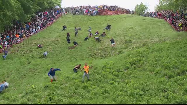 Concursul vechi de peste un secol care se lasa cu luxatii sau maini rupte. Britanicii s-au intrecut in goana dupa cascaval