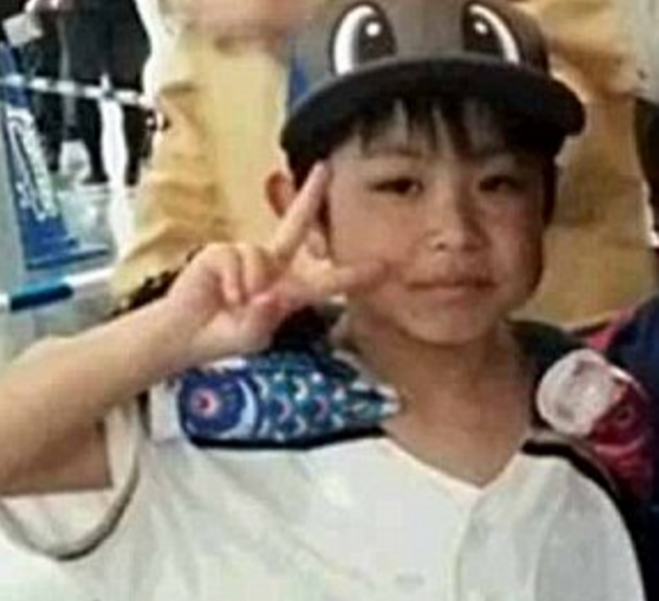 Prima imagine cu baietelul abandonat de parinti, in padure, drept pedeapsa. Copilul este de negasit, de 4 zile