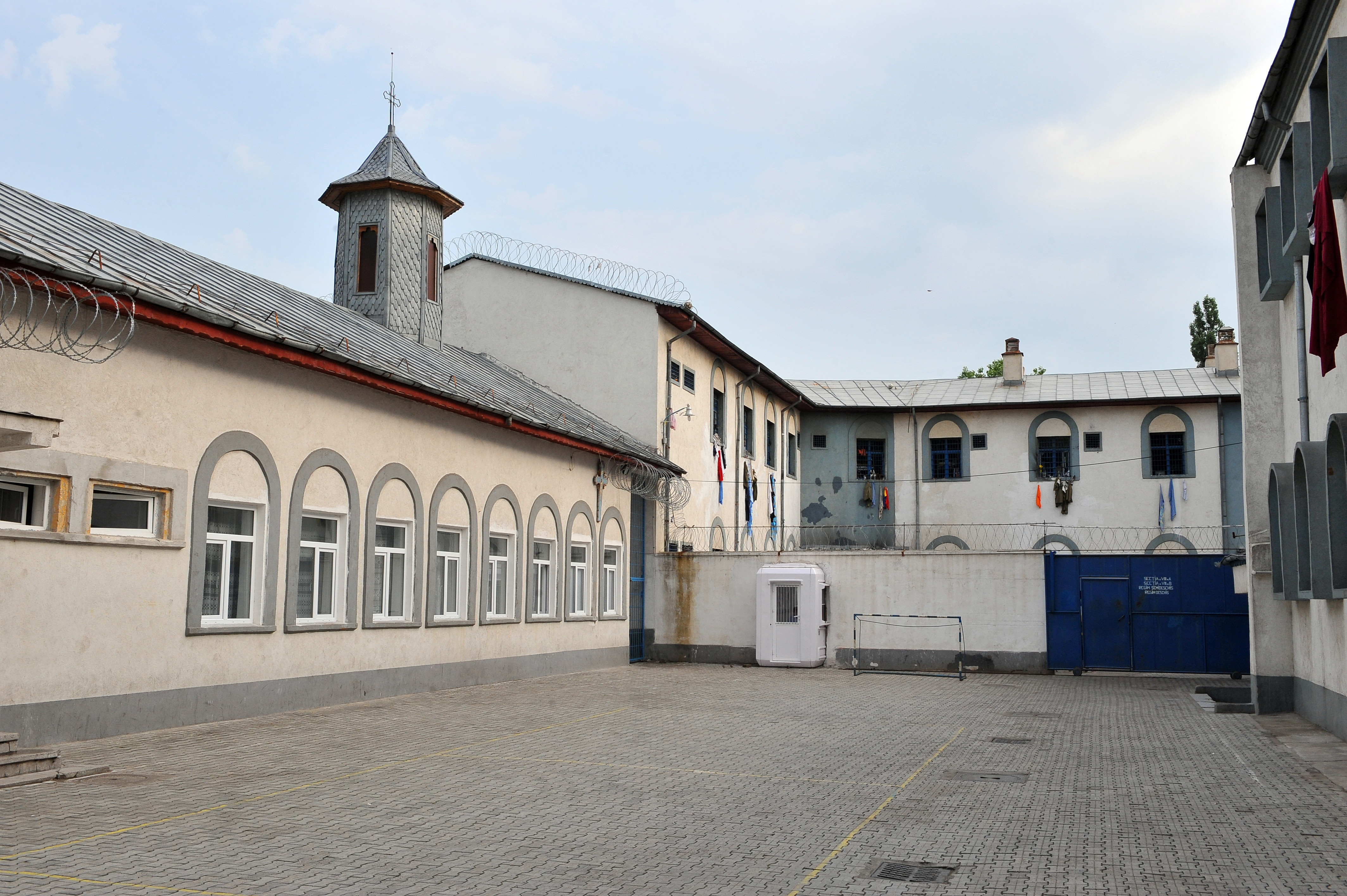 Incendiu la Penitenciarul Craiova provocat de un detinut condamnat pentru crima. Trei raniti si 480 de persoane evacuate