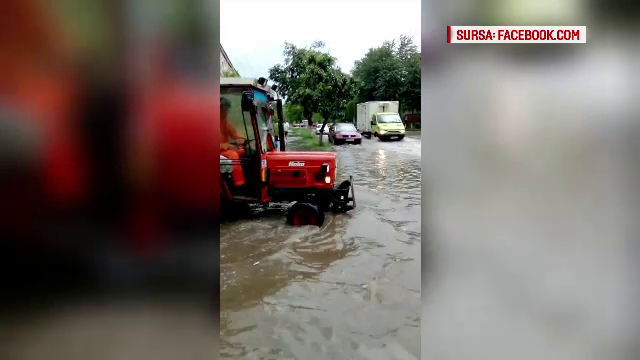 Vijeliile au facut prapad in tara. Un barbat a murit lovit de fulger, iar mai multe gospodarii au fost inundate