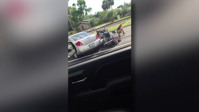 Imagini socante filmate pe o autostrada din SUA. Un sofer a intrat intentionat cu masina intr-un motociclist. VIDEO
