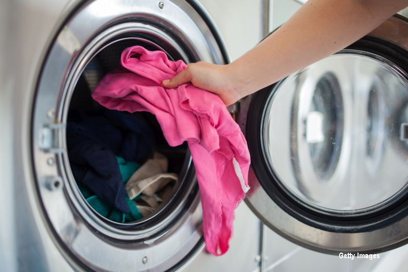 Greșeala banală pe care o faci de fiecare dată când pornești mașina de spălat. Ce nu faci bine când speli hainele