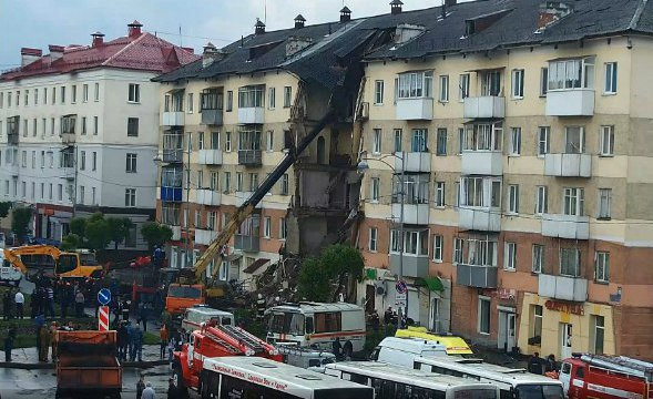 Un bloc s-a prabusit in plina zi in centrul unei localitati din Rusia. De ce orasul este considerat "blestemat" FOTO si VIDEO