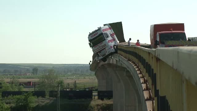 Un sofer a fost la un pas sa cada cu TIR-ul de la 10 metri inaltime. S-a oprit in ultima clipa