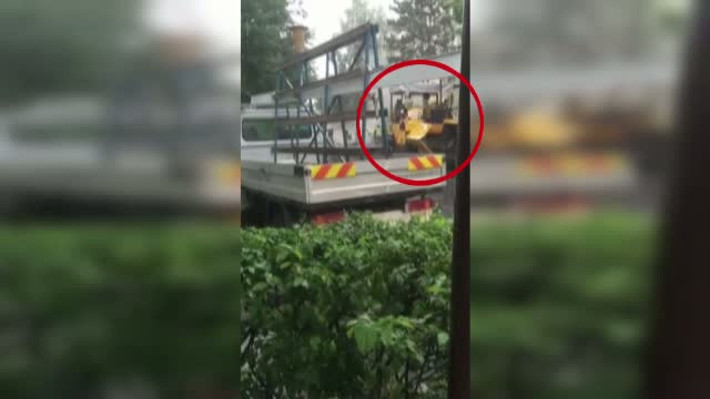 Sosele inundate si muncitori care se apuca sa asfalteze. Ce se intampla cand ploua in Suceava