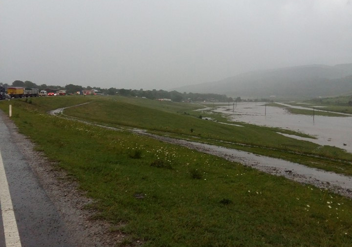 Viiturile au distrus complet un drum european. "Torentul a smuls efectiv asfaltul de pe sosea"