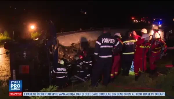 Pericol de explozie in Vaslui. Un TIR s-a rasturnat pe E581, iar 30 de tone de motorina s-au scurs pe sosea si camp