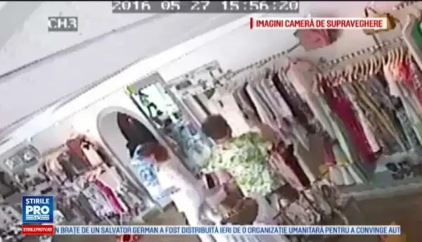 A intrat in magazin sa isi cumpere haine, dar a plecat cu geanta plina, fara sa plateasca. Femeia a fost filmata