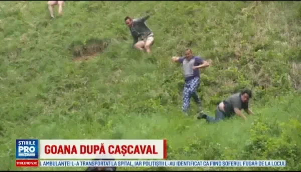 Concursul vechi de peste un secol care se lasa cu luxatii sau maini rupte. Britanicii s-au intrecut in goana dupa cascaval