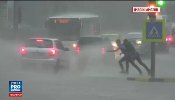 Vijeliile au facut prapad in tara. Un barbat a murit lovit de fulger, iar mai multe gospodarii au fost inundate