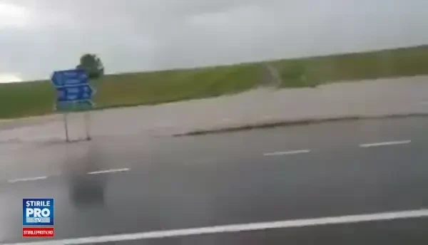 Viiturile au distrus complet un drum european. Torentul a smuls efectiv asfaltul de pe sosea