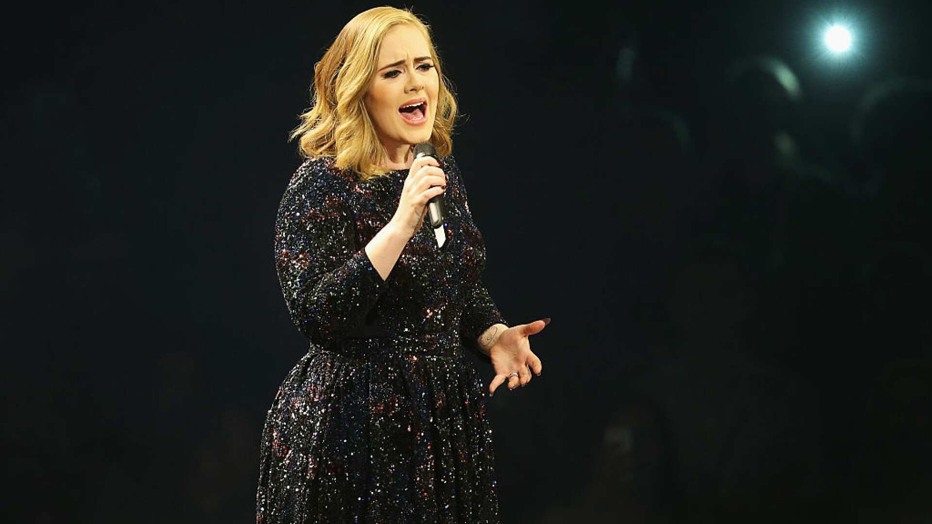 Adele a rabufnit in timpul unui concert din Italia. Ce i-a spus unei fane care o filma cu telefonul