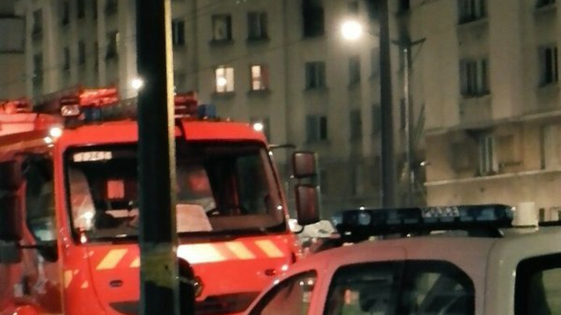 Un mort si opt raniti la Paris, in urma unui incendiu la un bloc apartinand primariei. O femeie a sarit pe fereastra
